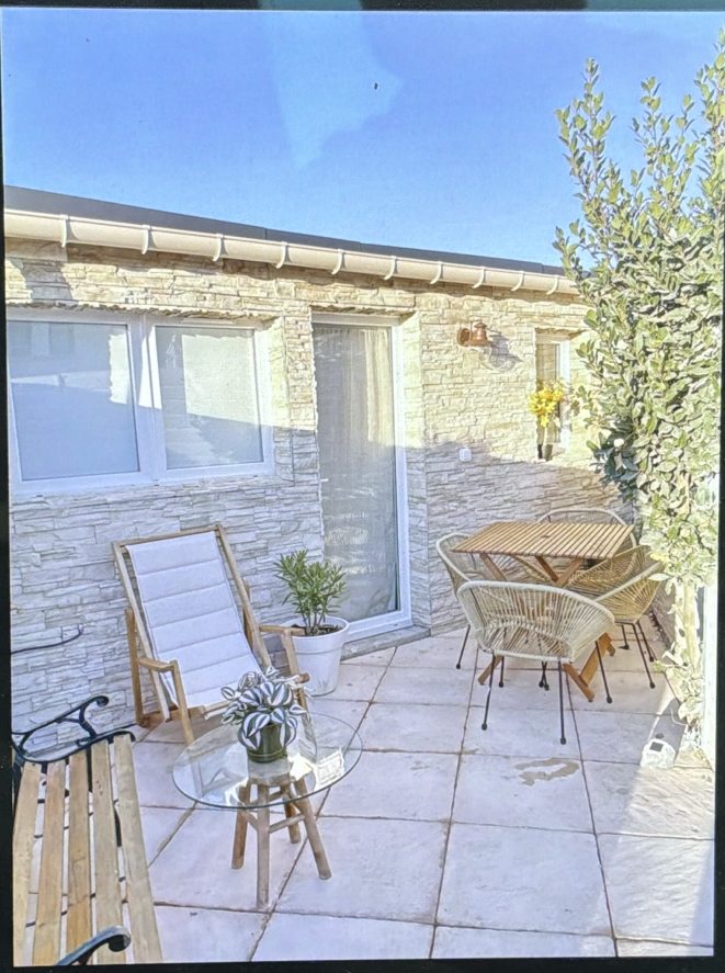 La terrasse aménagée de l’appartement Escale Ébihens